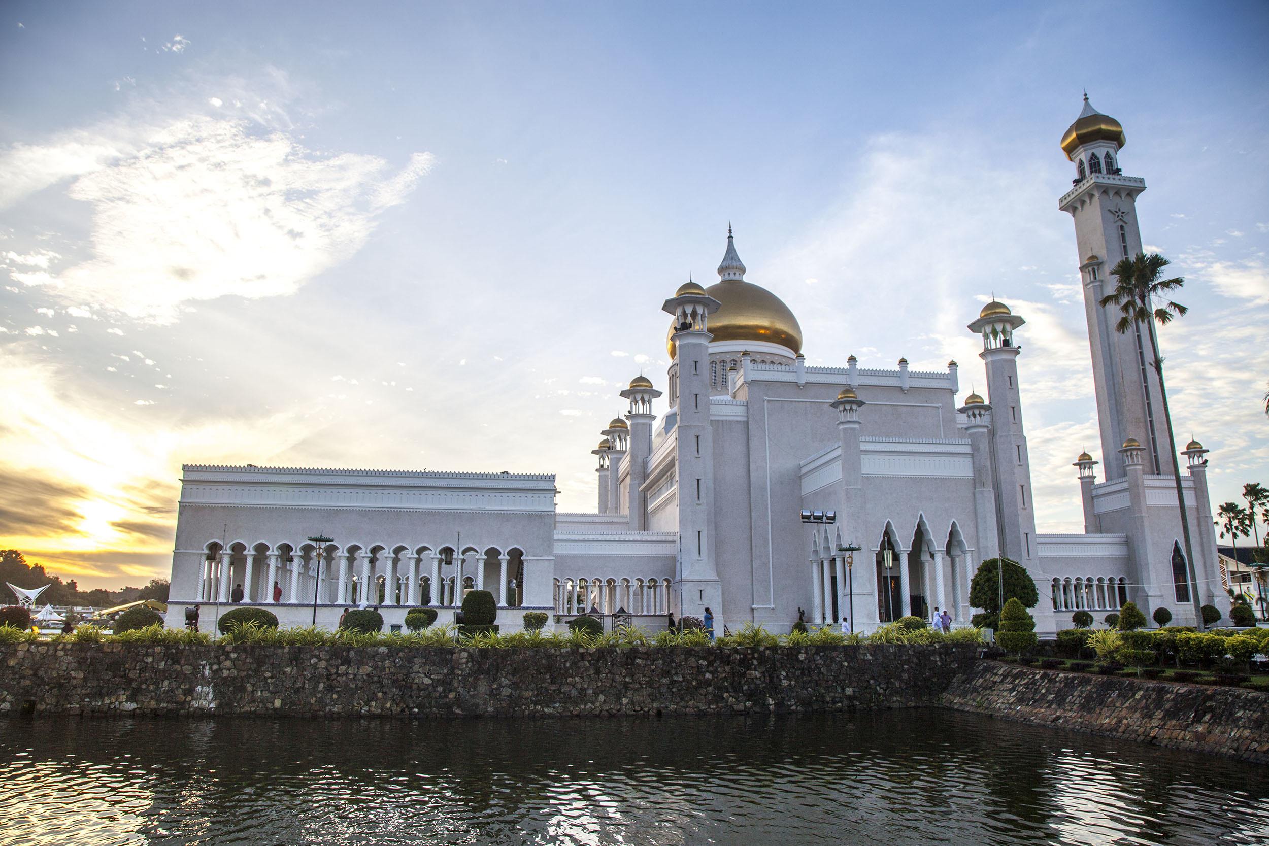 Masjid Omar Ali Saifuddien in Bandar Seri Begawan Brunei at sunset