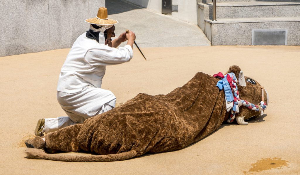 Confronting segment of performance at Hahoe Byeolsingut Talnori theatre, Republic of Korea